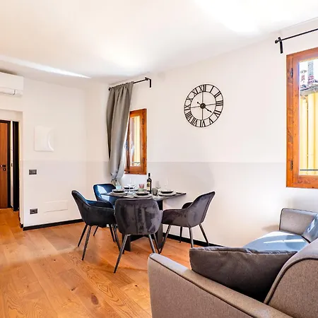 Appartamento Palazzo Oltrarno, Storia Di *